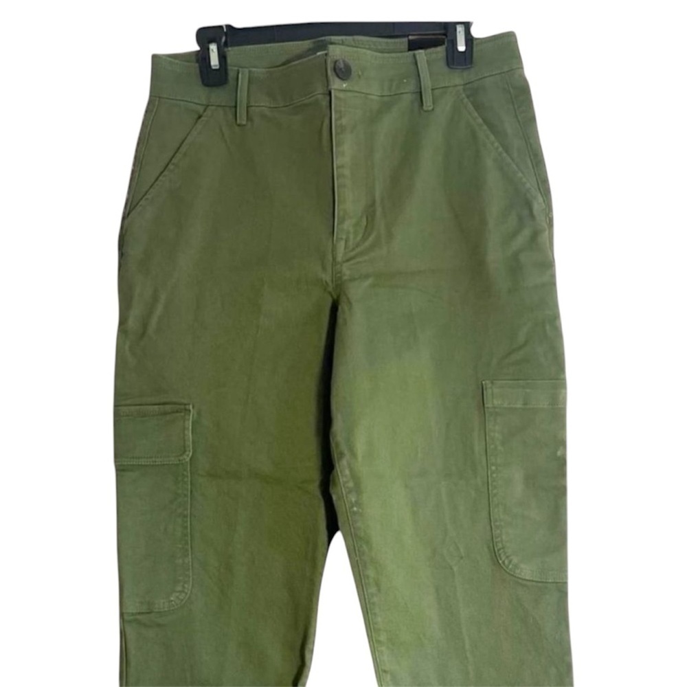 FREE ASSEMBLY NWT dark green cargo capri length pants
